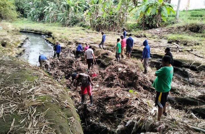 Gotong Royong Bersihkan Sampah Pada Saluran Air