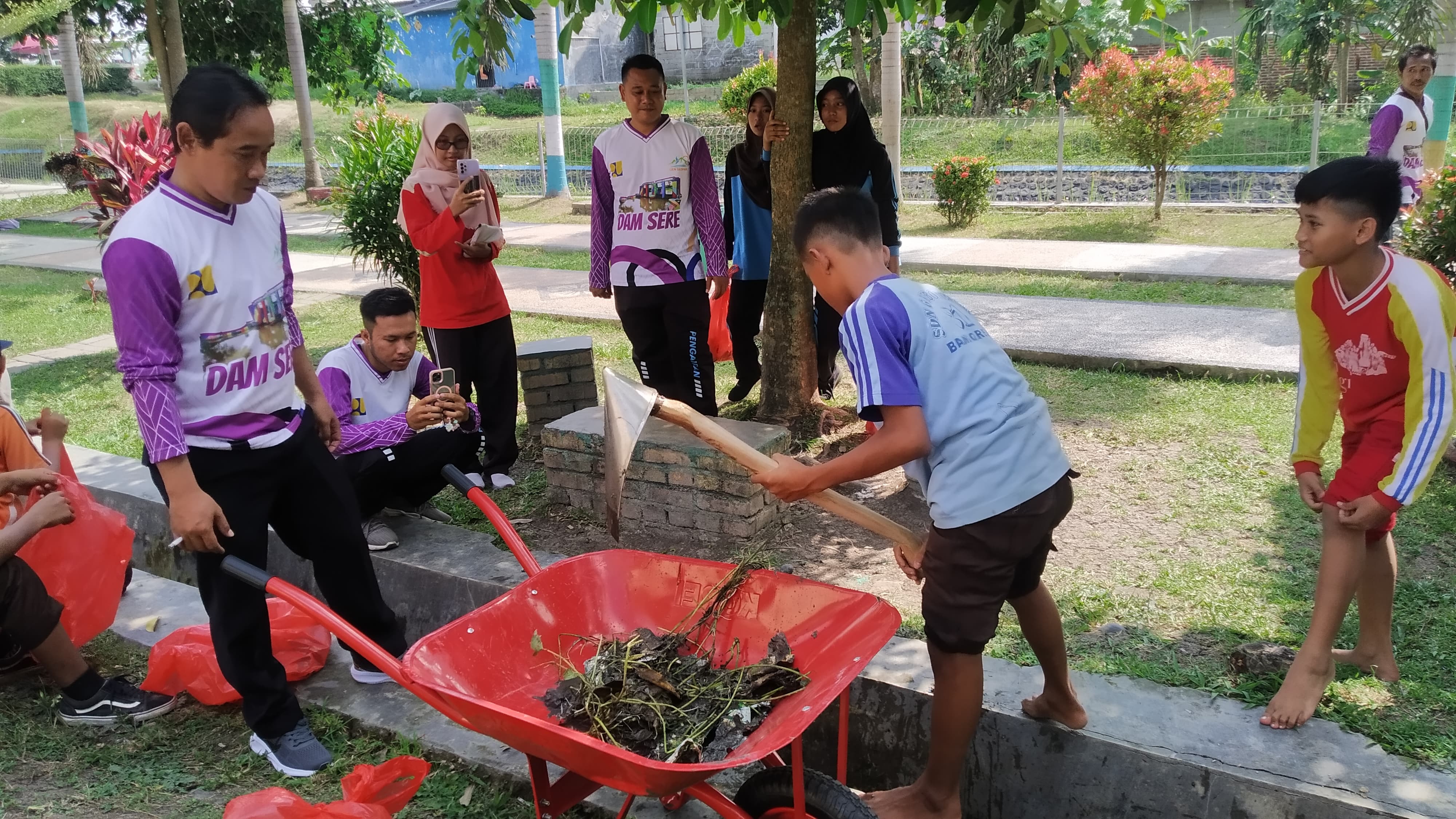 Pelajar SMPN 2 Bangorejo Ikut Aksi Lingkungan Sekardadu di Dam Sere