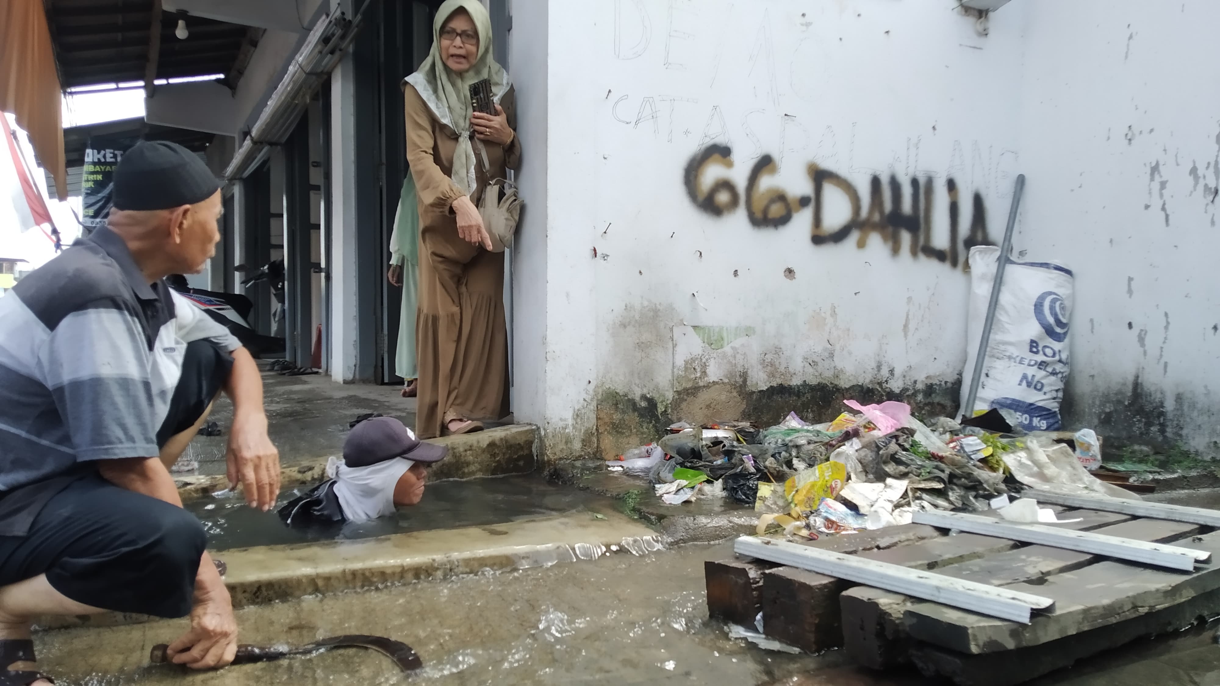 Sampah Lumpuhkan Irigasi, Ribuan Hektare Sawah di Genteng Banyuwangi Terancam