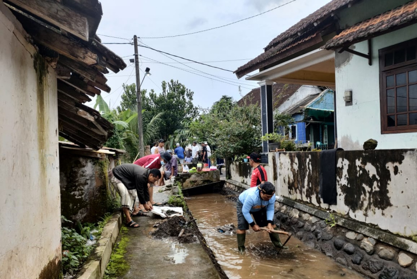 Anggota DPRD Banyuwangi Bersama Warga Bersihkan Saluran Tersumbat, Antisipasi Banjir