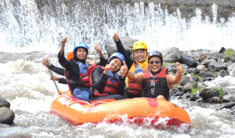Yuk ke Wisata Hutan Pinus Songgon, Ada Berbagai Kegiatan Outbound Seru 