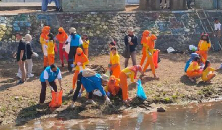 Program Sekardadu DPU Pengairan Banyuwangi Rubah Kebiasaan Buruk Buang Sampah di Sungai