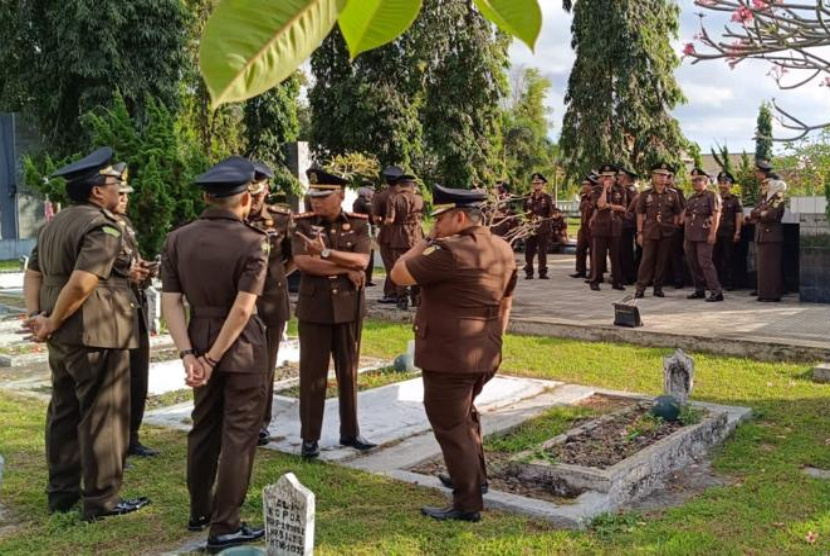 Sambut HUT Adhyaksa, Kejari Banyuwangi Gelar Tabur Bunga 