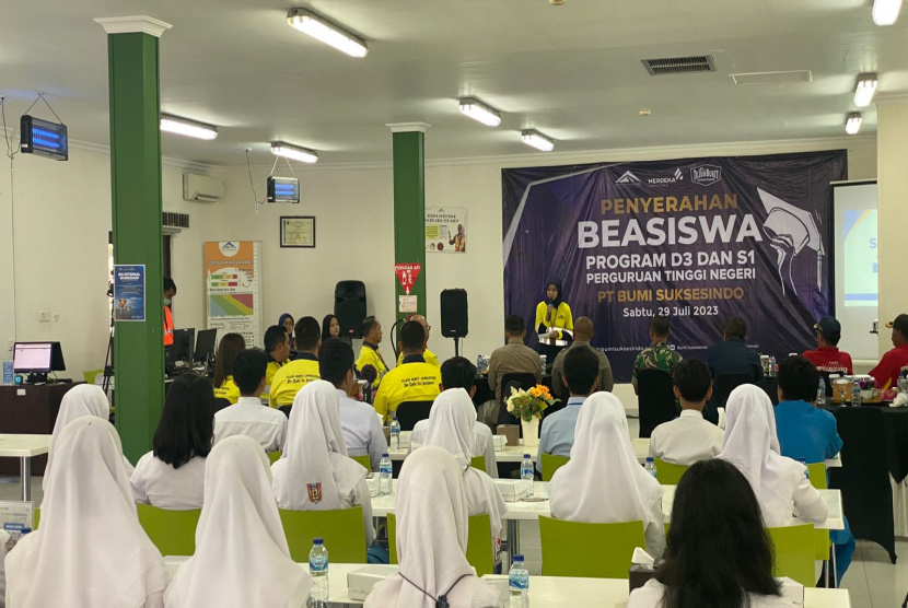 Program Beasiswa PT BSI Terus Diberikan Untuk Pelajar Banyuwangi 