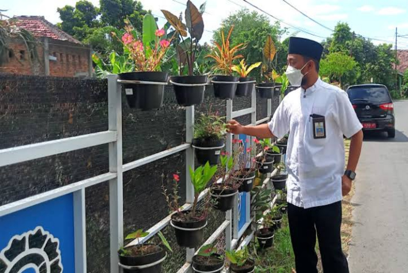 DPU Pengairan Banyuwangi Rawat Tanaman Hias Jembatan 