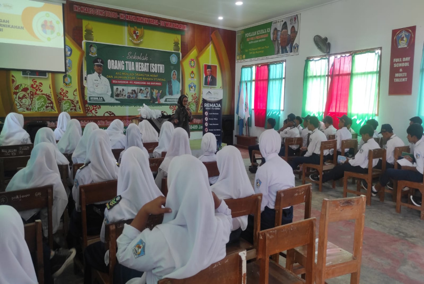 Tim Dulur Sehat PT BSI Edukasi Pelajar SMP tentang Bahaya Pernikahan Dini