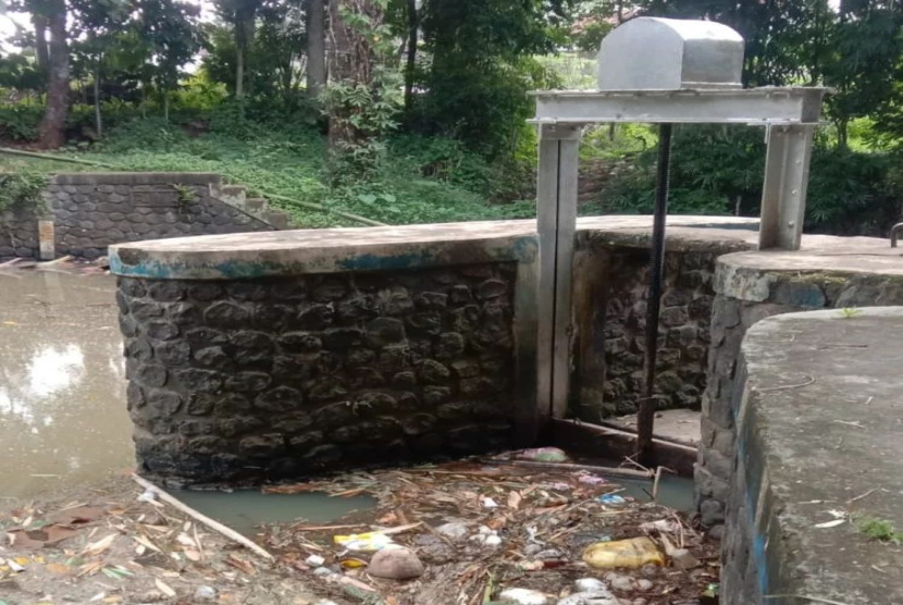 Korsda DPU Pengairan Banyuwangi Sigap Bersihkan Sampah di Aliran Sungai